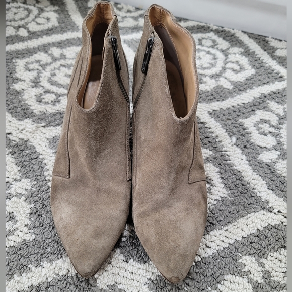 BELLE SIGERSON MORRISON Taupe Suede Ankle Boots Size 8 - Picture 4 of 8